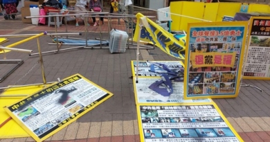 Четверо хулиганов напали на информационный пункт практикующих Фалунь Дафа на улице Сой в районе Монг Кок 2 апреля 2021 года. Фото: Minghui.org