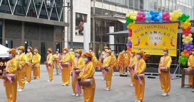 «Барабаны на поясе» в честь Всемирного дня Фалунь Дафа во Франкфурте в 2021 году