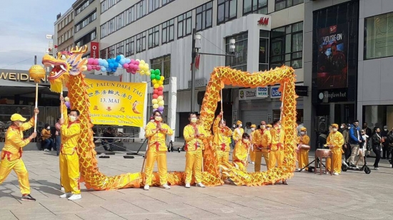 Традиционный китайский танец дракона на праздновании Всемирного дня Фалунь Дафа, Германия, Франкфурт, 2021 г.