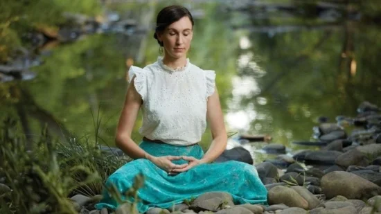 Кэти в медитации (пятое упражнение Фалунь Дафа)