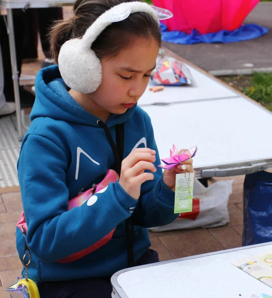 Девочка сосредоточенно создаёт свой цветок лотоса