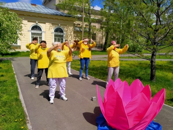 Посетители «Ангарского Арбата» фотографировались на фоне большого розового лотоса, который украшал площадку, где демонстрировались упражнения Фалуньгун