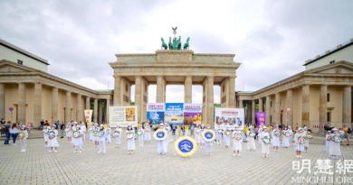 Митинг практикующих Фалунь Дафа у Бранденбургских ворот по случаю 22-ой даты начала репрессий в Китае, 17.07.2021 г.