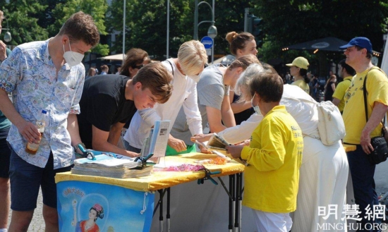 Жители и гости Берлина подписывают петицию против репрессий китайских последователей Фалунь Дафа, 17.07.2021 г.