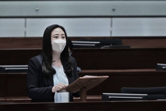 Элизабет Кват, депутат от пропекинской партии, выступает в Законодательном совете Гонконга в Гонконге, 7 июля 2021 г. Фото: The Epoch Times