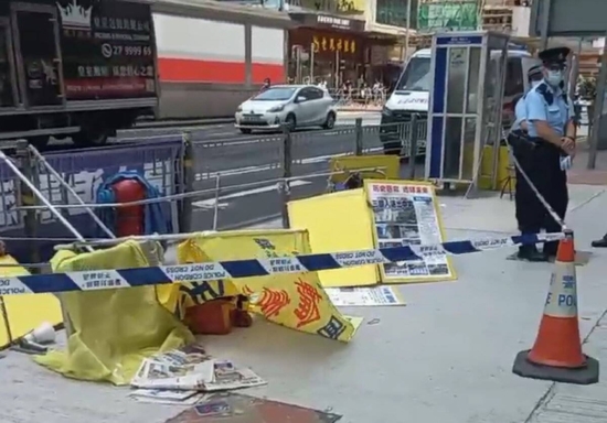 Информационный киоск Фалуньгун подвергался вандализму в Монг Коке в Гонконге, 3 апреля 2021 года