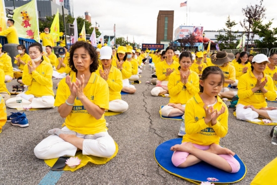 Нью-Йорк. Практикующие Фалуньгун проводят ночь памяти, чтобы оплакать погибших практикующих в Китае и призвать компартию к немедленному прекращению преследований