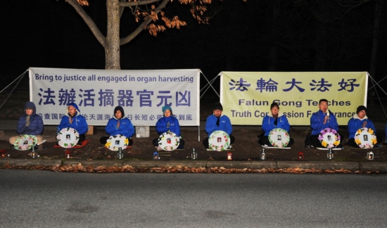Вечером 19 июля 2021 года некоторые практикующие Фалуньгун Канберры пришли к посольству Китая в Австралии и провели траурную акцию при свечах в память о погибших от преследования китайских единомышленниках