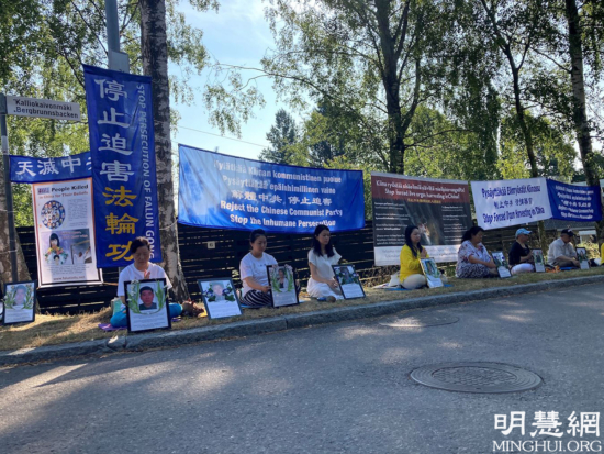 Практикующие Фалуньгун в Финляндии провели два мероприятия против преследования Фалуньгун: перед посольством Китая и в центре столицы Хельсинки