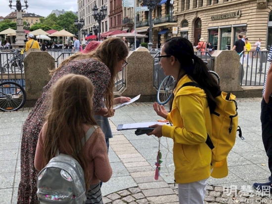 Жители и гости Франкфурта подписывают петицию против репрессий последователей Фалунь Дафа в Китае, 07.08.2021 г.