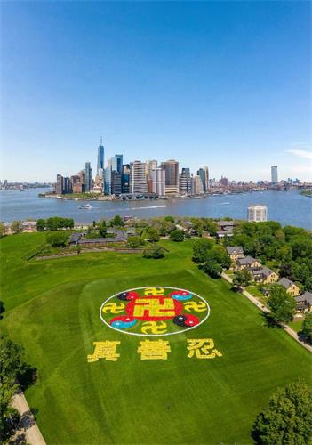 5000 практикующих Фалуньгун в Нью-Йорке сформировали огромную эмблему Фалунь