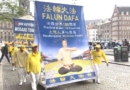 Практикующие проводят парад, чтобы привлечь внимание общественности к преследованию Фалунь Дафа компартией Китая