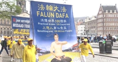 Практикующие проводят парад, чтобы привлечь внимание общественности к преследованию Фалунь Дафа компартией Китая
