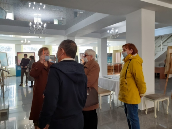 Экскурсовод рассказывает о картинах посетителям выставки, Ессентуки, октябрь 2021 г.
