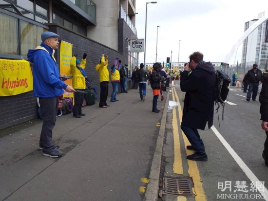 Информационная акция практикующих Фалунь Дафа в Глазго напротив Шотландского конгресс-центра