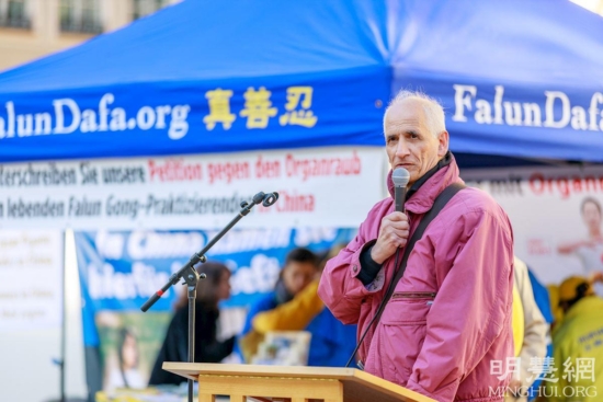 Юрген Тиерак, глава Мюнхенской рабочей группы Международного общества прав человека (ISHR), выступает с речью на митинге практикующих Фалунь Дафа.