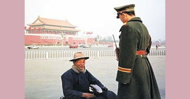 Старик и полицейский на площади Тяньаньмэнь в Пекине