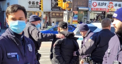 Полицейские 109-го участка полиции Нью-Йорка 15 февраля арестовали китайца, который недавно неоднократно нападал на информационные киоски Фалуньгун во Флашинге. (Фотография предоставлена практикующим Фалуньгун)