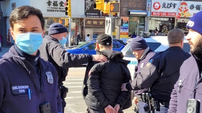 Полицейские 109-го участка полиции Нью-Йорка 15 февраля арестовали китайца, который недавно неоднократно нападал на информационные киоски Фалуньгун во Флашинге. (Фотография предоставлена практикующим Фалуньгун)