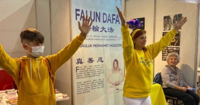 Демонстрация упражнений Фалуньгун на книжной ярмарке в Мерсине, Турция, 2021 год