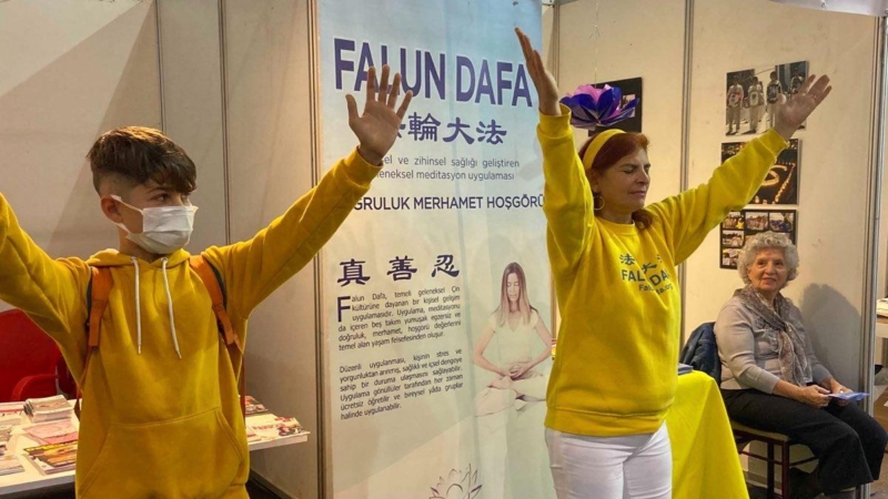 Демонстрация упражнений Фалуньгун на книжной ярмарке в Мерсине, Турция, 2021 год