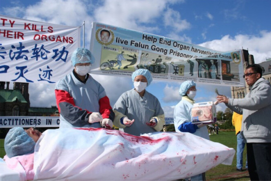 Демонстрация извлечения органов у практикующих Фалуньгун в Китае. Митинг в Оттаве, Канада, 2008 год. (The Epoch Times)