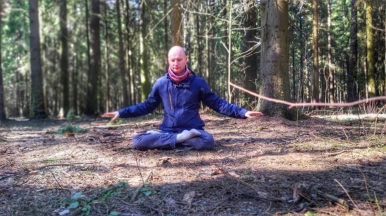 Кирилл выполняет медитативное упражнение Фалунь Дафа
