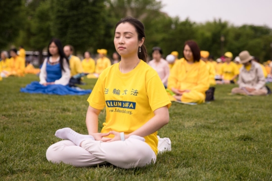 Практикующая Фалуньгун в медитации