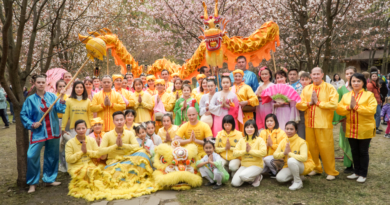 Группа практикующих Фалуньгун, празднующая День Фалунь Дафа в Бирюлёвском дендропарке г. Москвы. 7 мая 2022 года