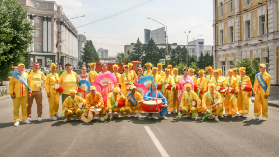 Группа практикующих Фалуньгун, участвующих в городском празднике, г. Улан-Удэ, июнь 2022 г.