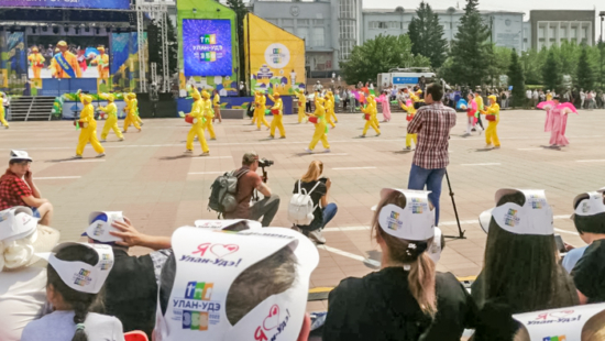 Колонна практикующих Фалуньгун во время городского праздничного шествия в Улан-Удэ, июнь 20200 г.