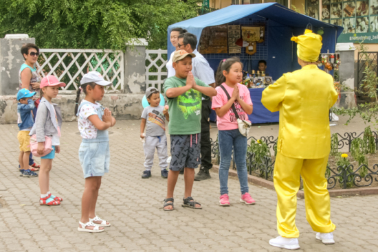 Дети обучаются движениям упражнений Фалуньгун, г. Улан-Удэ, июнь 2022 г.