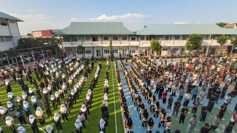 21 июля 2022 года более 1000 учеников профессионально-технической школы SMKN7 в Батаме (Индонезия) изучили упражнения Фалунь Дафа
