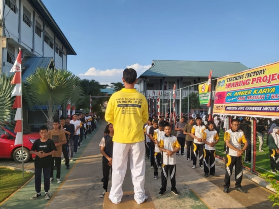 Более 1000 учеников профессионально-технической школы SMKN7 в Батаме вместе с преподавателями и администрацией школы изучают упражнения Фалунь Дафа