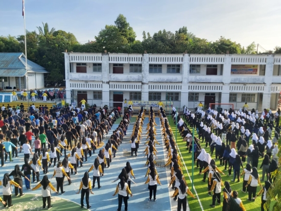 Более 1000 учеников профессионально-технической школы SMKN7 в Батаме вместе с преподавателями и администрацией школы изучают упражнения Фалунь Дафа