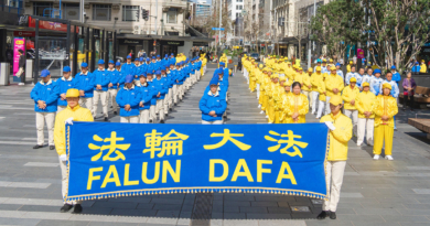 Митинг на площади Элизабет в Окленде (Новая Зеландия) в поддержку 400 миллионов китайцев, которые вышли из организаций компартии Китая