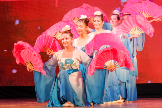 Выступление практикующих Фалунь Дафа с китайским традиционным танцем. Псков, 02.10.2022 г.