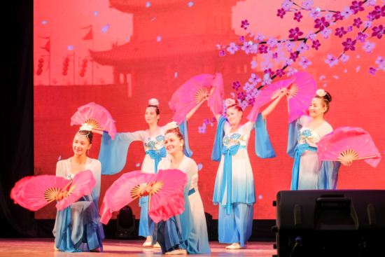 Выступление практикующих Фалунь Дафа с китайским традиционным танцем. Псков, 02.10.2022 г.