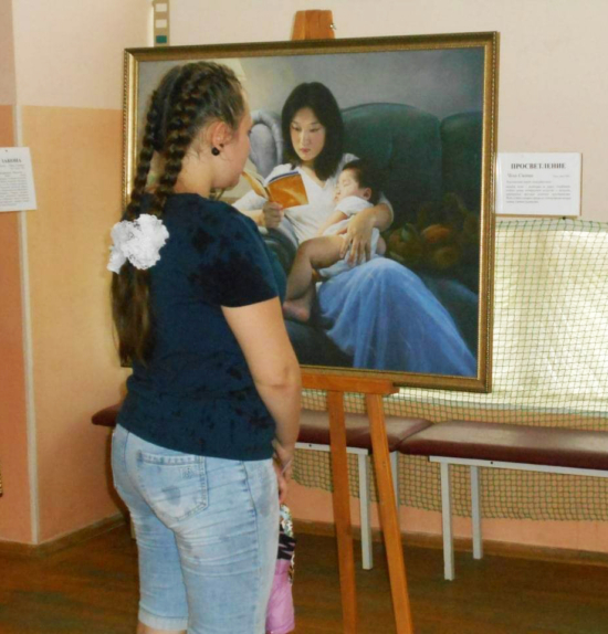 Выставку картин посещали школьники из летних лагерей. Азов, август 2022 г.