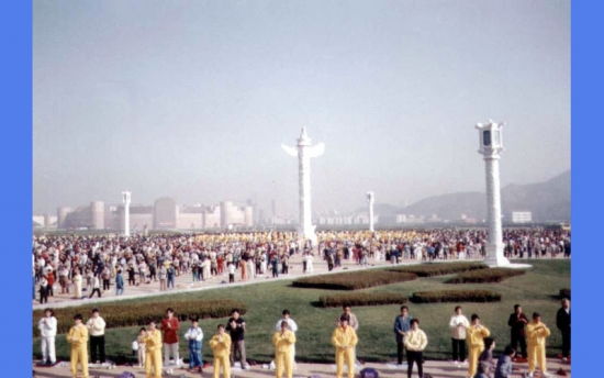 Коллективные занятия Фалунь Дафа в Даляне, Китай, 1998 г.