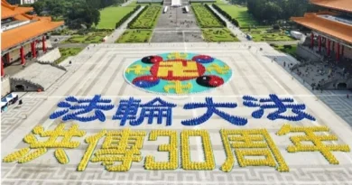 Формирование гигантских иероглифов на площади Свободы в Тайбэе, Тайвань, 12 ноября 2022 года