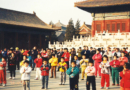 Групповые занятия практикующих Фалуньгун в Пекине в 1998 году