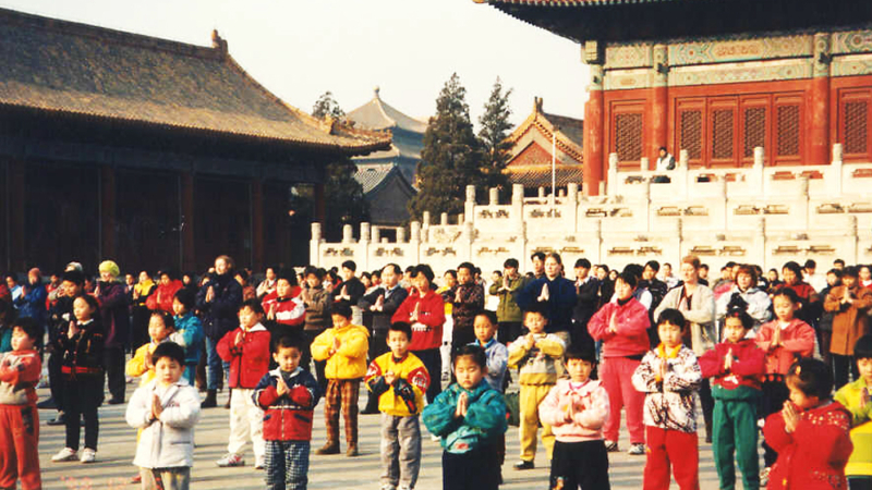 Групповые занятия практикующих Фалуньгун в Пекине в 1998 году