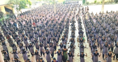 Девочки в школе «Невджабай Хиткарини» изучают упражнения Фалунь Дафа. Индия, Нагпур, ноябрь, 2022 г.