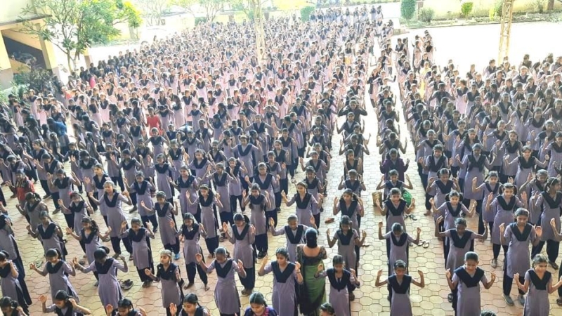 Девочки в школе «Невджабай Хиткарини» изучают упражнения Фалунь Дафа. Индия, Нагпур, ноябрь, 2022 г.