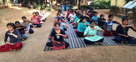 Школьницы делают пятое упражнение Фалунь Дафа – медитацию