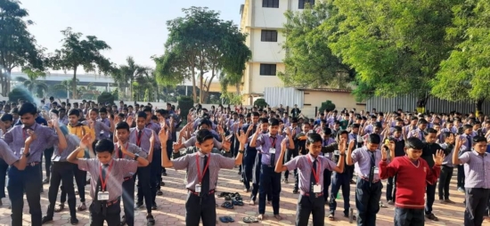 Учащиеся школы для мальчиков «Невджабай Хиткарини» изучают второе упражнение Фалунь Дафа. Индия, Нагпур, ноябрь 2022 года