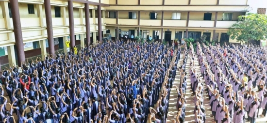 Вся школа выполняет упражнения Фалунь Дафа