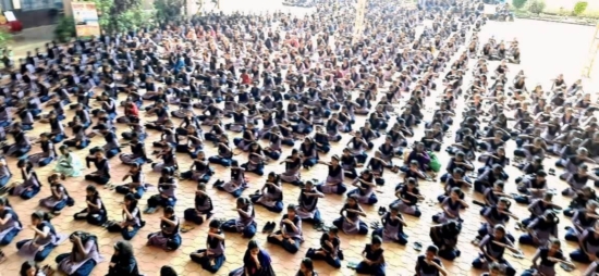 Девочки выполняют сидячую медитацию Фалунь Дафа. Индия, Нагпур, 26 ноября 2022 года