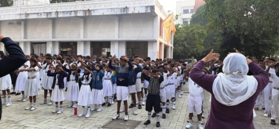 Учащиеся школы «Шри Радхе» изучают упражнения Фалунь Дафа. Индия, Нагпур, 3 декабря 2022 г.